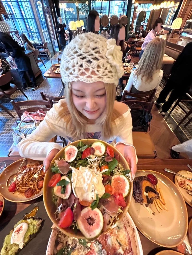 Nâng niu đĩa salad đầy màu sắc