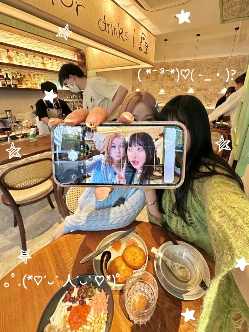 Chụp ảnh selfie cùng hội bạn