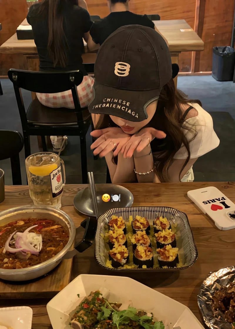 Hôn gió gửi tới đồ ăn