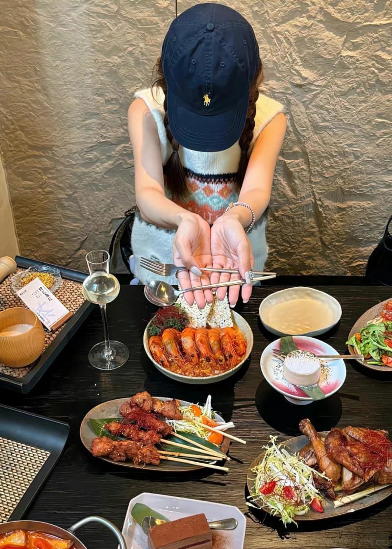 Khoe trọn bàn ăn thịnh soạn