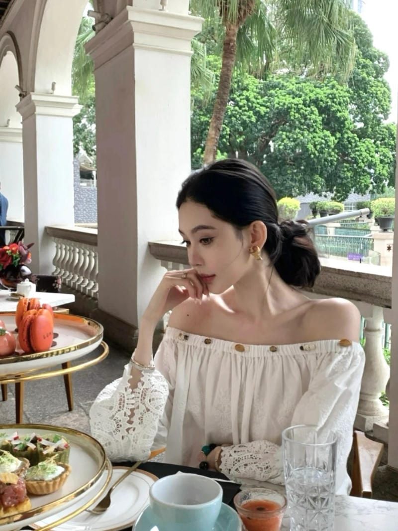 Tạo dáng góc nghiêng thanh lịch