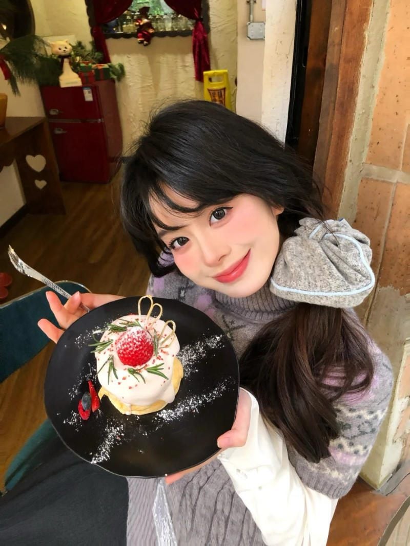 Nâng đĩa đồ ăn và mỉm cười