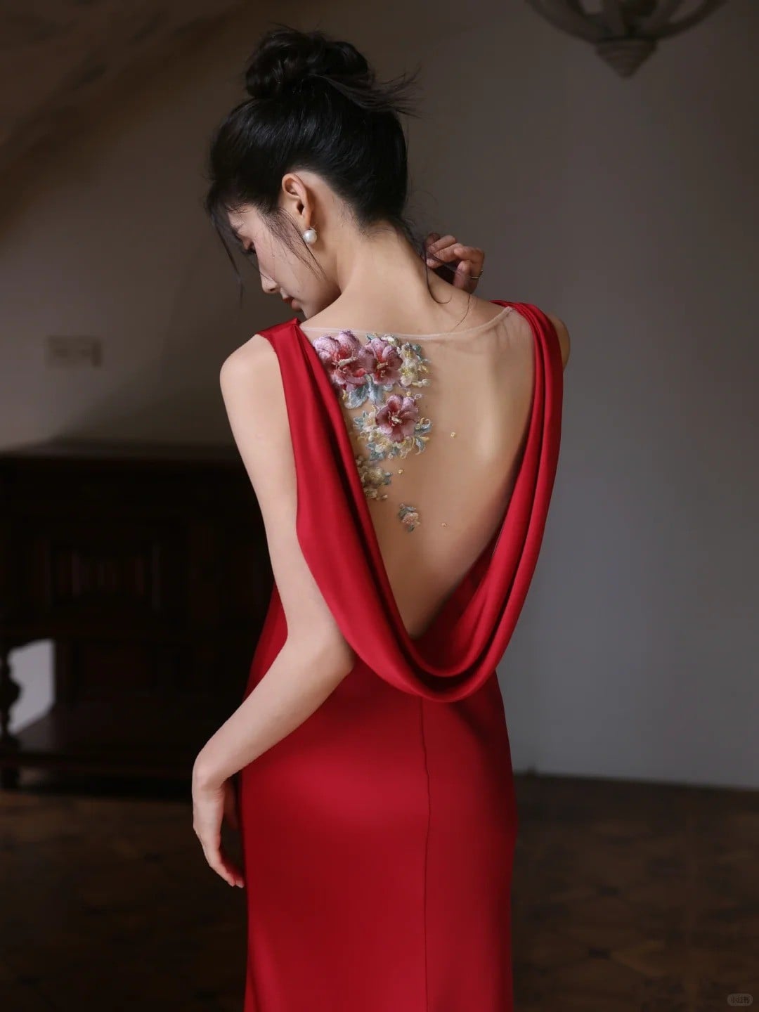 Dạ Yến Đỏ Nồng Nàn Với Hoa Thêu 3D Tàng Hình
