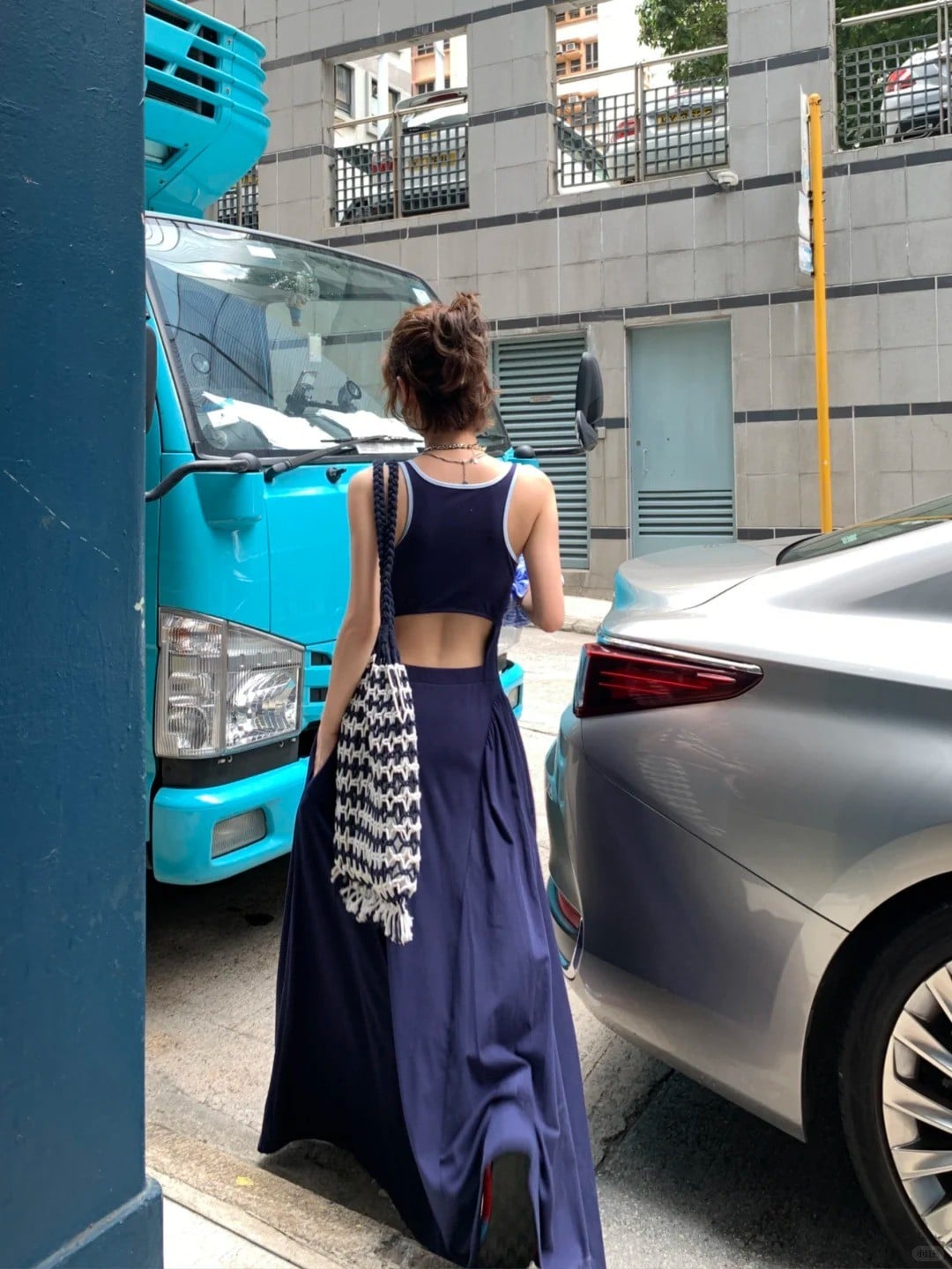 Sporty-Chic Với Đầm Maxi Khoét Eo Năng Động