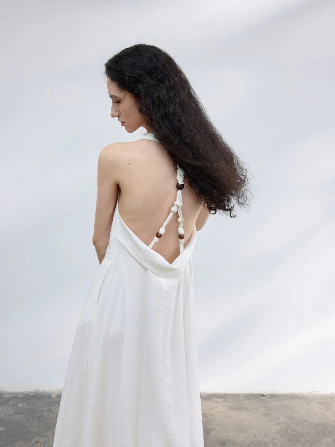 Đầm Halter-Neck Trắng Với Chi Tiết Thắt Nút Thủ Công