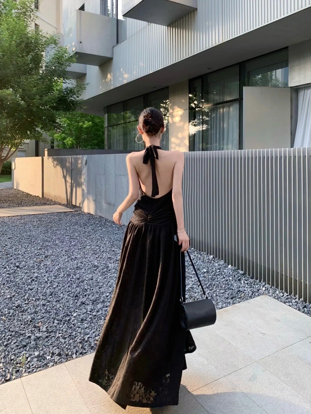 Đầm Halter Đen Cổ Điển