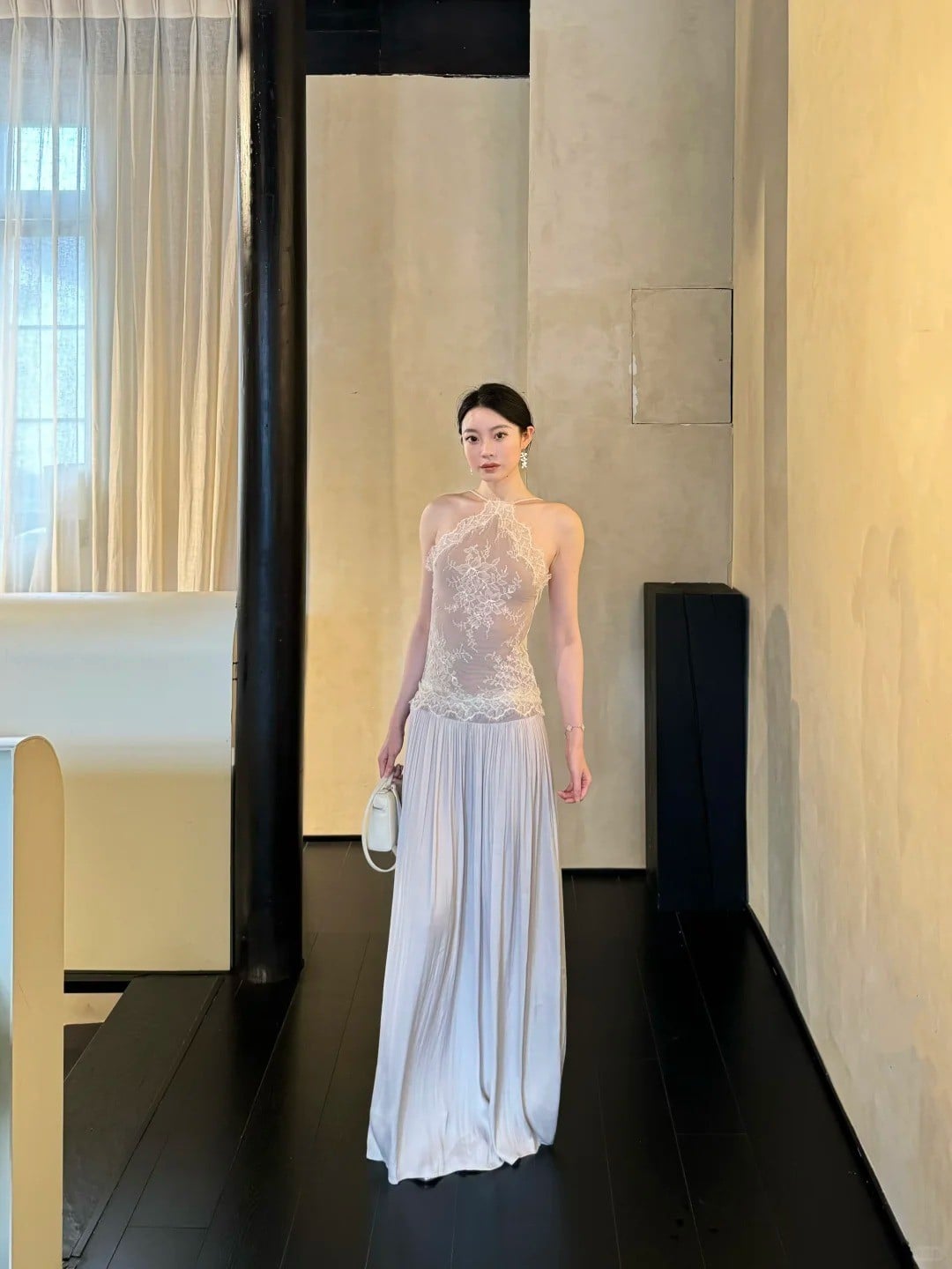 Slip-Dress Ren Trắng Với Lưng Trần Gợi Cảm