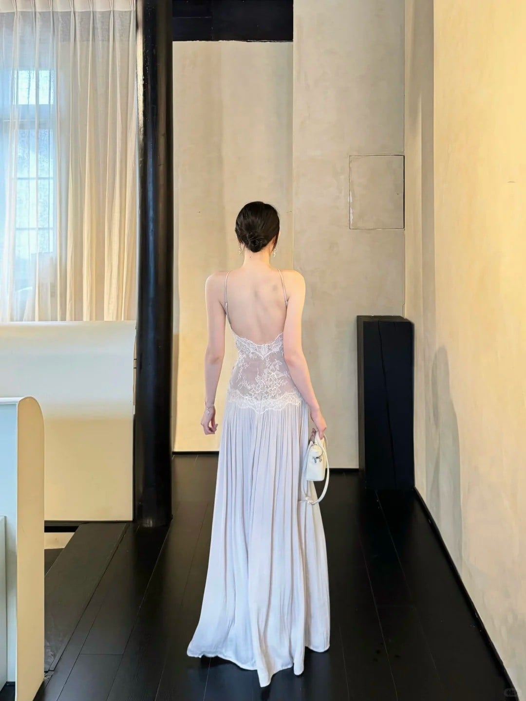 Slip-Dress Ren Trắng Với Lưng Trần Gợi Cảm