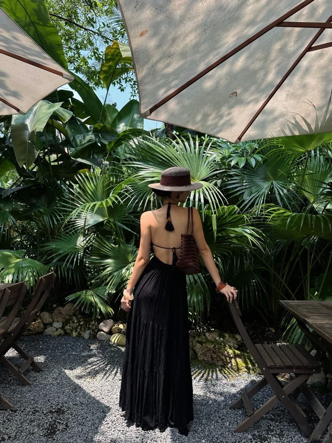 Maxi Đen Boho-Chic Với Lưng Trần Phóng Khoáng