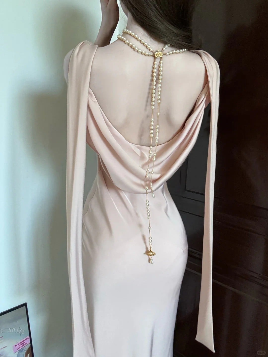Đầm Satin Cowl-Back Với Trang Sức Ngọc Trai Đeo Ngược
