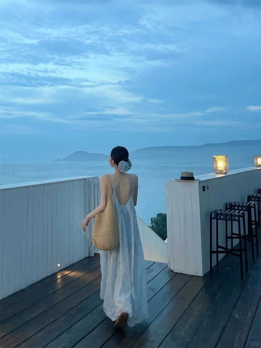 Đầm Voan Trắng Hở Lưng