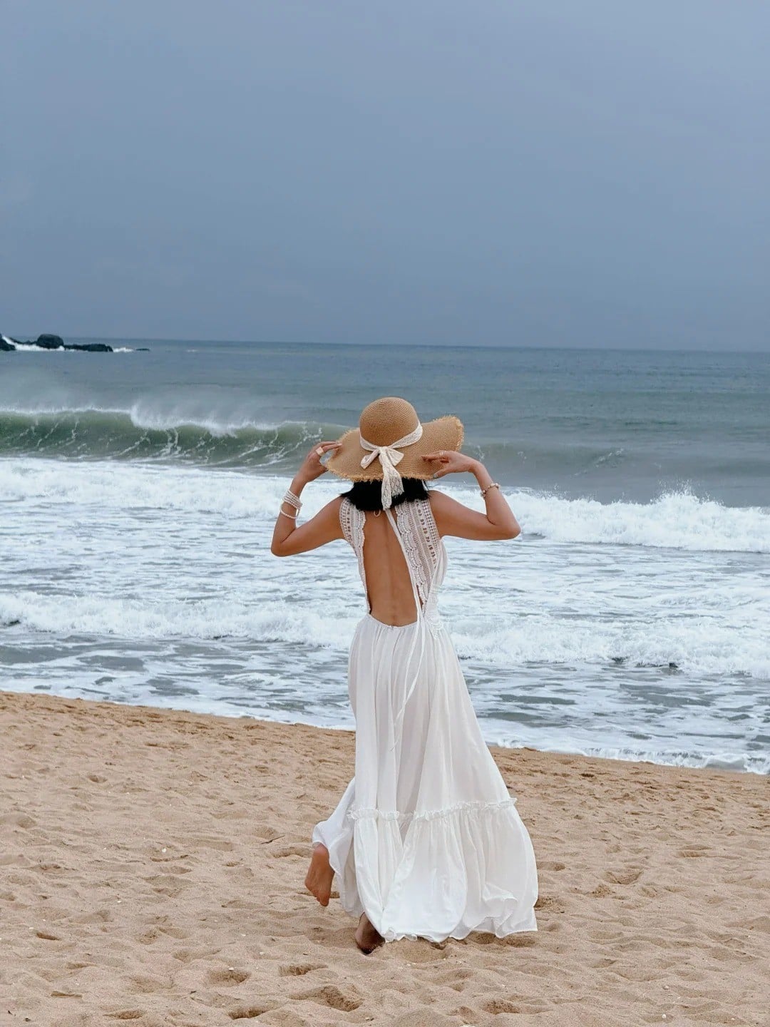 Boho-Chic Với Đầm Maxi Trắng Phối Ren Crochet