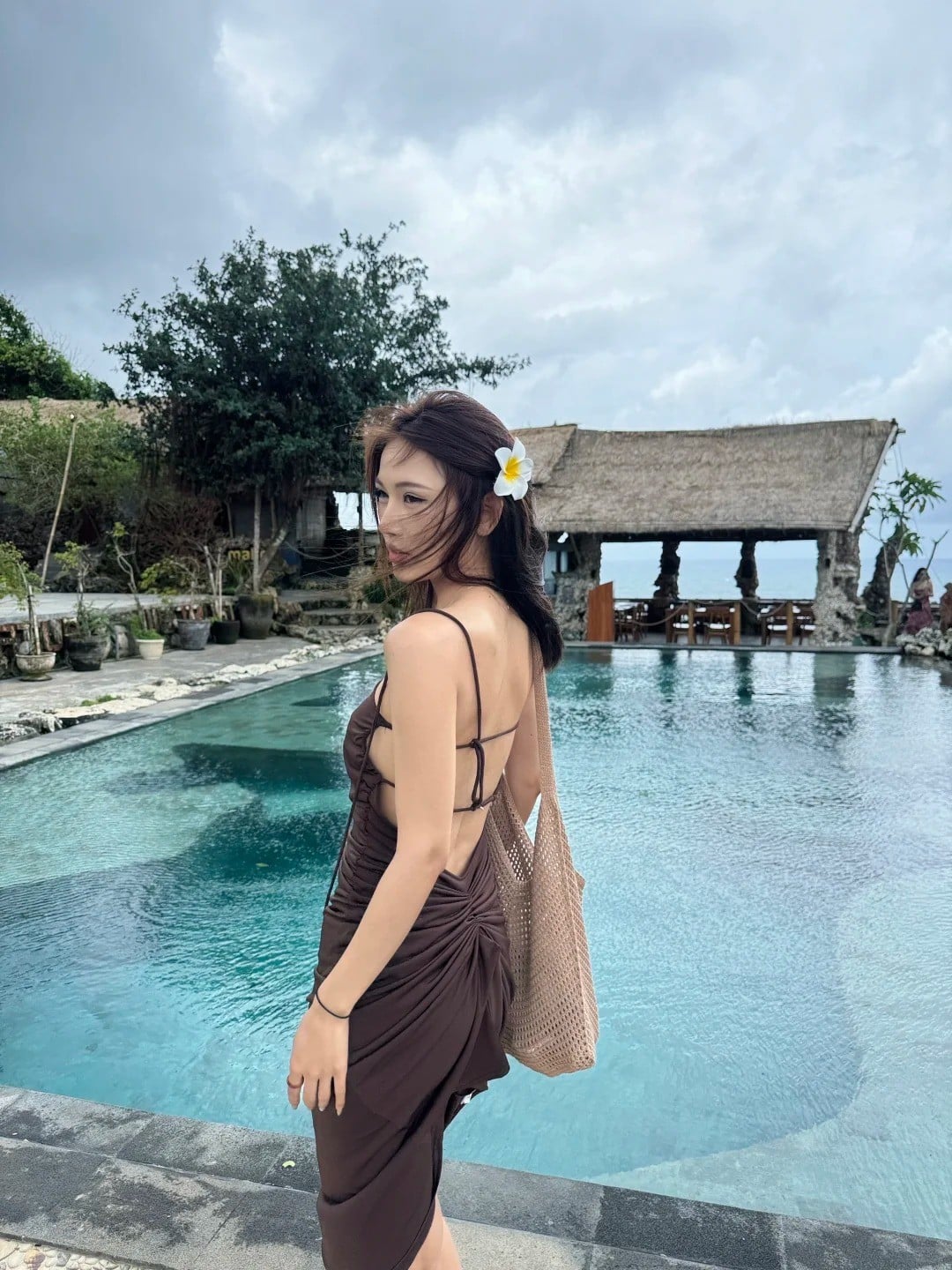 Đầm Cut-Out Chocolate Với Dây Quai Mảnh Gợi Cảm