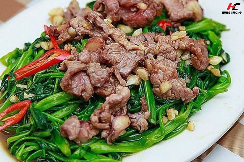 Thịt bò xào rau muống bổ sung sắt