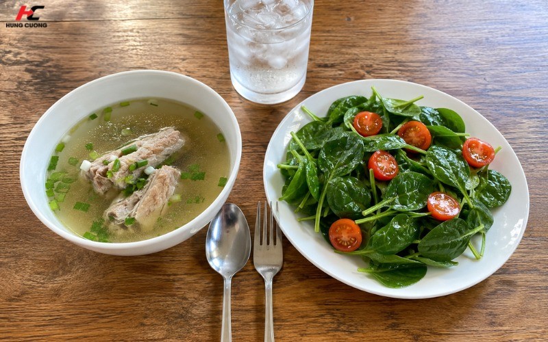50g sườn heo nấu canh nhạt, 1 đĩa salad rau bina trộn dầu giấm