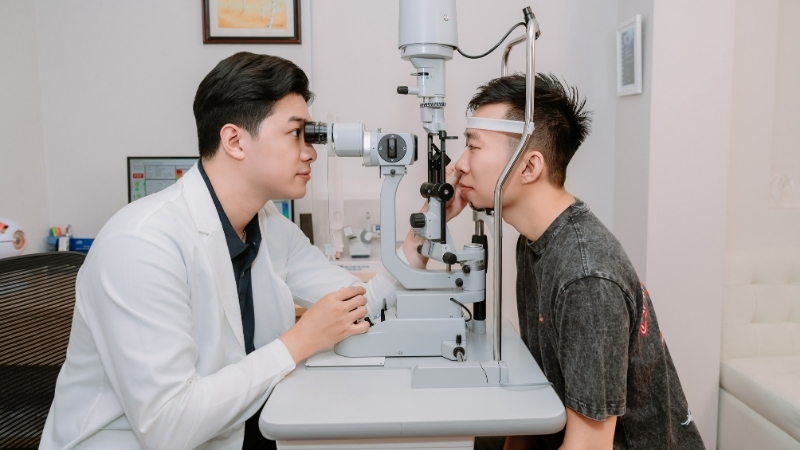 Khám giác mạc bằng đèn khe để đánh giá độ trong suốt và cấu trúc mắt.