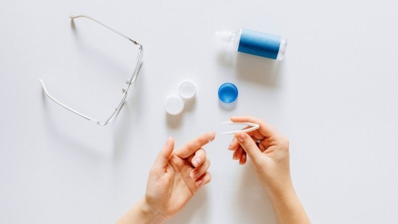 Vệ sinh lens và bảo quản đúng cách giúp sử dụng kính áp tròng mềm an toàn mỗi ngày.