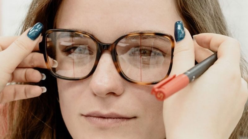 Kính lăng kính là một giải pháp quang học đặc biệt được áp dụng để cải thiện chức năng thị giác