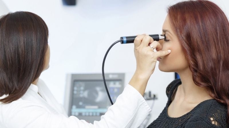 Bác sĩ dùng đầu dò siêu âm để kiểm tra bên trong mắt mà không cần chạm vào giác mạc.