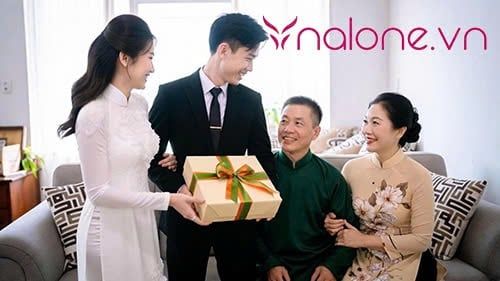 ban trai ra mắt nhà người yêu nên mua gì