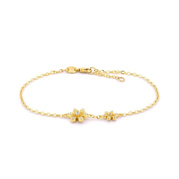 Sự hòa quyện giữa kim loại quý và đá lấp lánh tạo nên vẻ đẹp duyên dáng, khéo léo tôn vinh sự thon gọn, thanh thoát của cổ tay người đeo