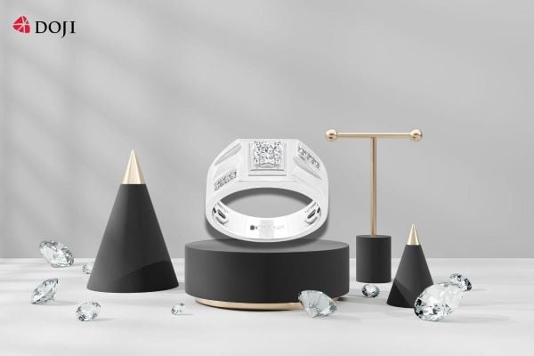 Nhẫn nam vàng trắng 14K DOJI có thiết kế mạnh mẽ, nổi bật với viên kim cương chủ rực rỡ, biểu tượng của quyền lực vĩnh cửu