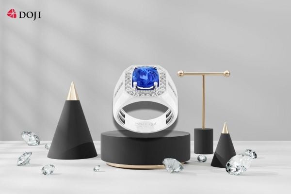 Nhẫn nam vàng trắng này nổi bật với viên đá sapphire xanh sâu thẳm tỏa sáng trên nền thiết kế góc cạnh, khẳng định trí tuệ và vị thế của người đeo