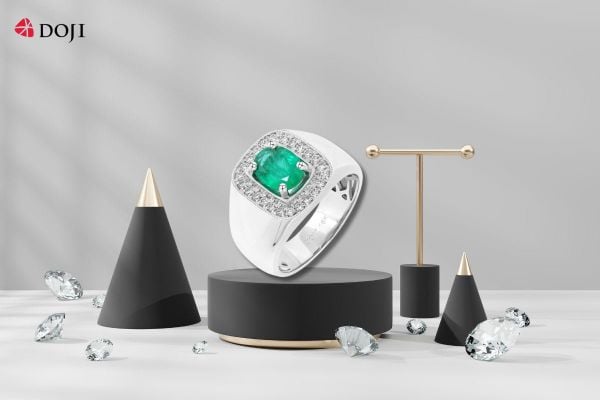 Sắc xanh huyền ảo của emerald là điểm nhấn chính trong thiết kế tinh tế của mẫu nhẫn này, mang đến vẻ đẹp thịnh vượng đầy lôi cuốn