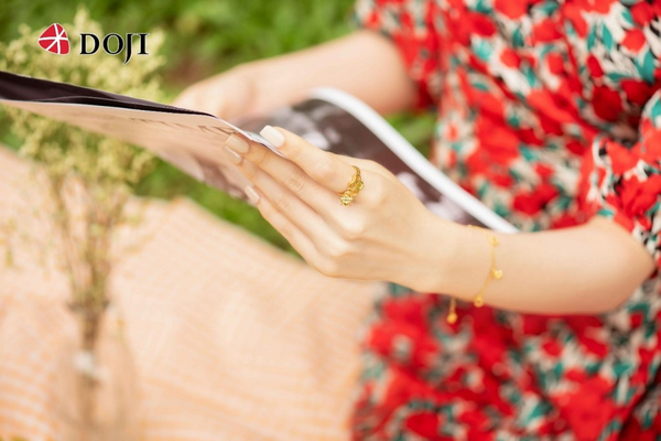 BST “Hello Summer” được chế tác từ vàng 24K nguyên chất, mang đến giá trị tích trữ lâu dài bên cạnh yếu tố thời trang