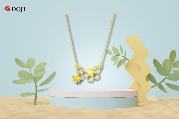 Sự kết hợp giữa tổ ong và chú ong nhỏ tạo nên vẻ đẹp năng động, biểu trưng cho sự siêng năng và may mắn ngập tràn