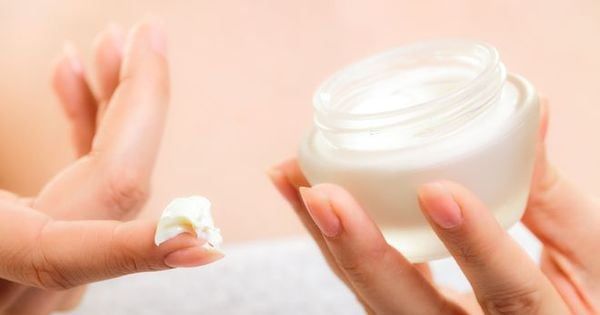Dùng kem dưỡng ẩm cho da khô