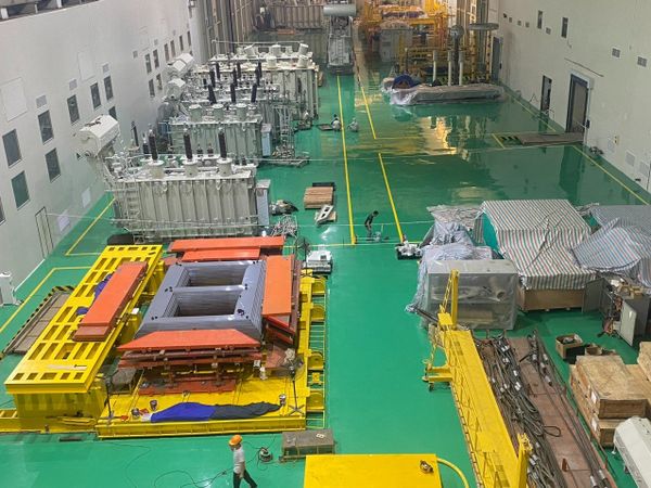 Thi công sơn epoxy tự san phẳng tại nhà máy