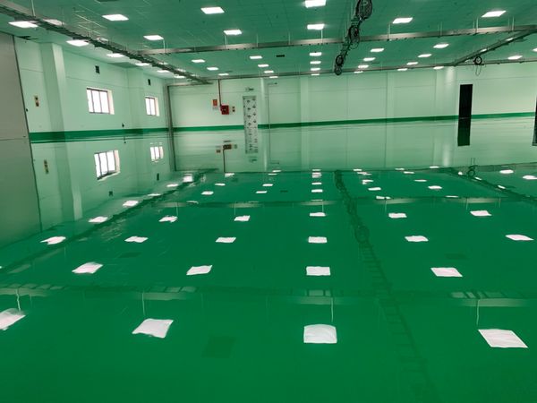 Thi công sơn epoxy tự san phẳng tại nhà máy