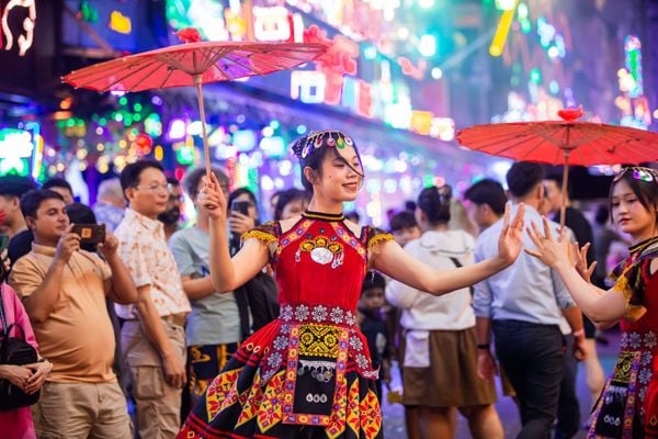 Không khí phố Tây Bùi Viện nhân dịp Tết Dương Lịch vô cùng nhộn nhịp