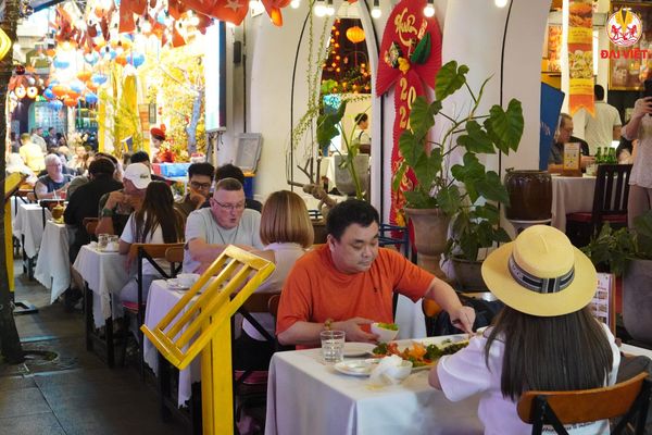 Nhà hàng có không gian rộng rãi, dễ phục vụ nhóm khách đông