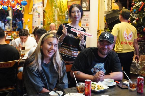 Nhân viên nhà hàng Đại Việt phục vụ quý thực khách vô cùng nhiệt tình