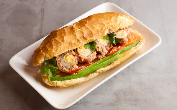 Bánh mì xíu mại và trứng cút
