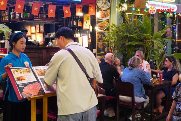 Đội ngũ phục vụ tại nhà hàng Đại Việt được đào tạo bài bản, tư vấn chuyên nghiệp