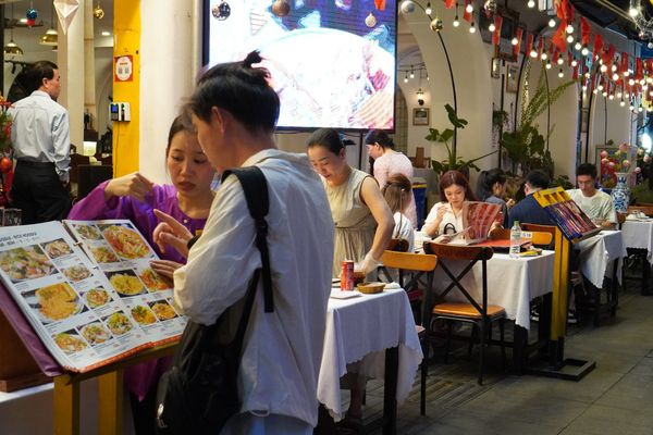 The staff at Dai Viet restaurant serve our esteemed customers with utmost enthusiasm
