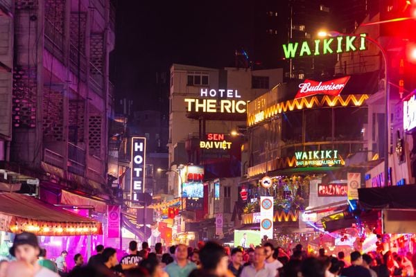 Sài Gòn về đêm khoác lên mình vẻ đẹp rực rỡ và đầy sức sống