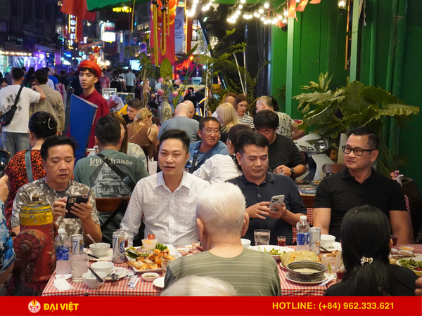 restaurant in district 1 open 24/7