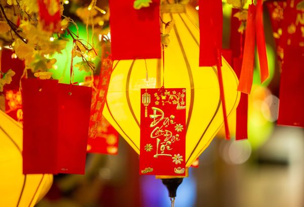 Không khí Sài Gòn rộn ràng với những con đường ngập tràn hoa và đèn lồng