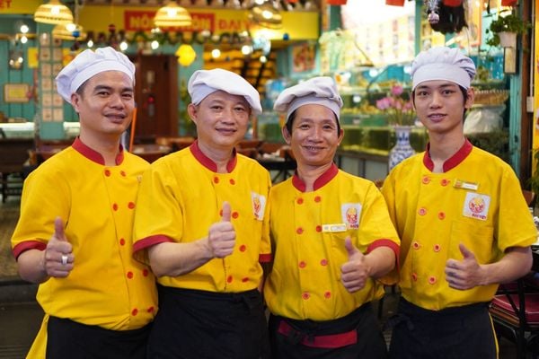 Đội ngũ nhân viên nhà hàng được đào tạo bài bản, chuyên nghiệp