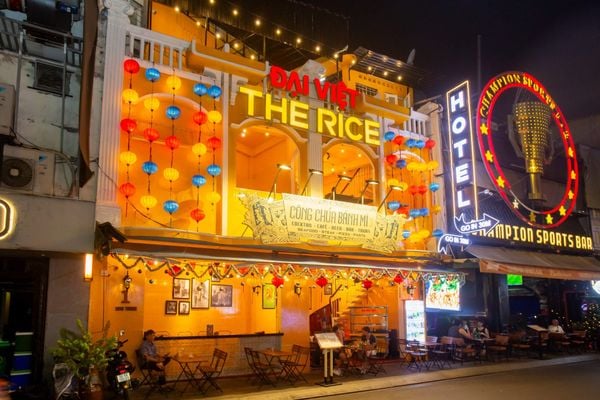 Nhà hàng được trang trí theo phong cách đậm chất Việt, không gian thoải mái