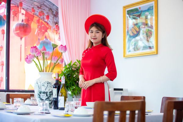Nhân viên nhà hàng Đại Việt phục vụ chuyên nghiệp, niềm nở