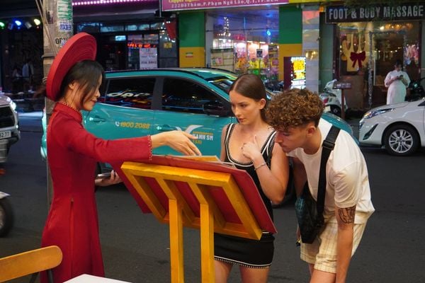 Nhân viên nhà hàng cực kỳ chuyên nghiệp