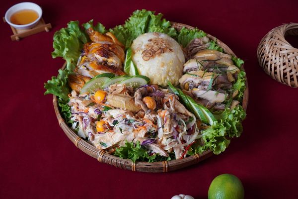 Menu nhà hàng đa dạng với hơn 300 món