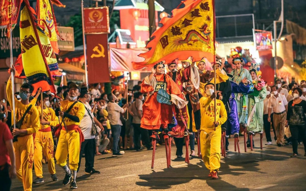 Lantern Festival - a cultural experience worth having when traveling to Ho Chi Minh City.