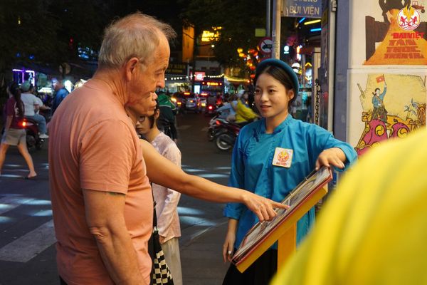 Nhân viên phục vụ chuyên nghiệp