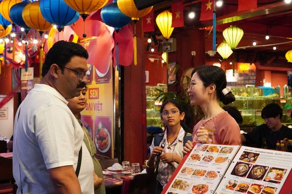 Nhân viên phục vụ chuyên nghiệp